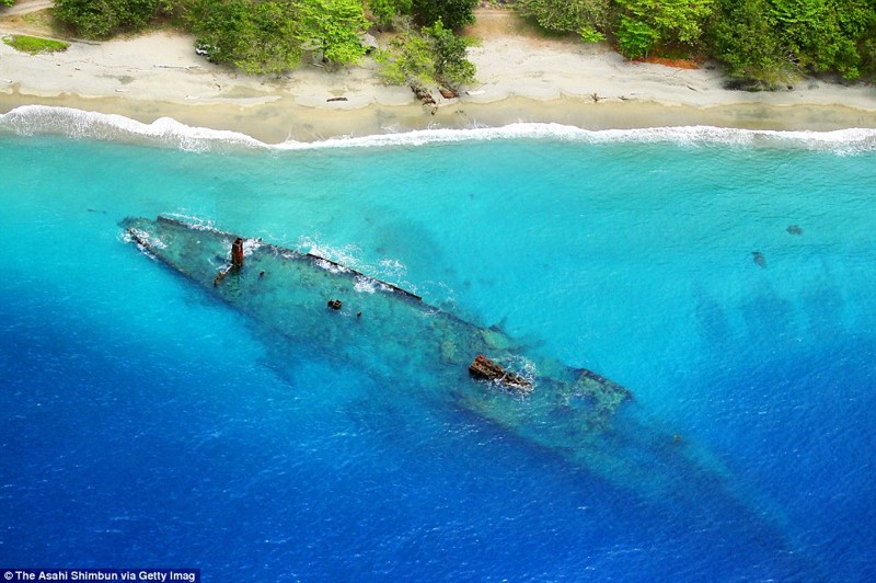 Японское транспортное судно «Кинугава Мару» у берега острова Гуадалканал