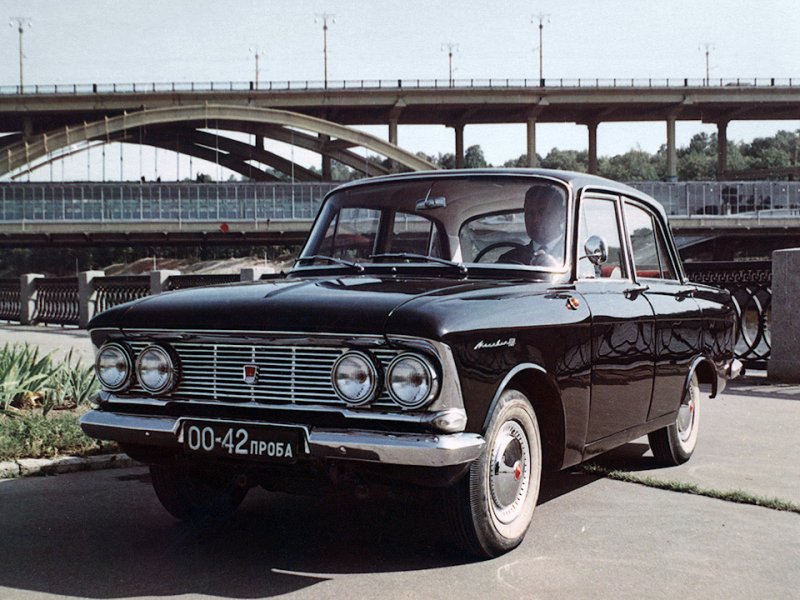 6 место: экспортный 4-фарный "Москвич-408" 1964-1969, жутко стильный и харизматичный аппарат, который пользовался большой популярностью даже в странах Западной Европы.