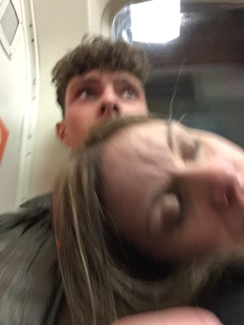 Пассажир метро сделал селфи со спящей на его плече незнакомкой