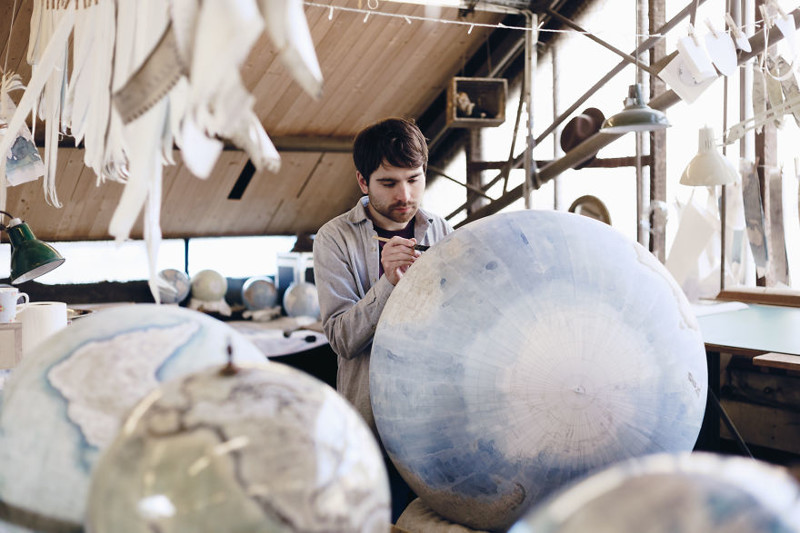 Лондонская студия делает глобусы по старинной технологии