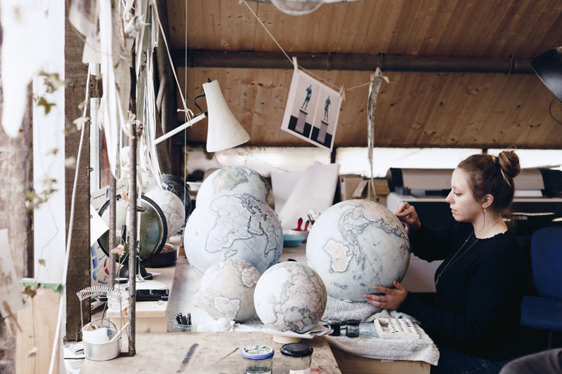 Лондонская студия делает глобусы по старинной технологии