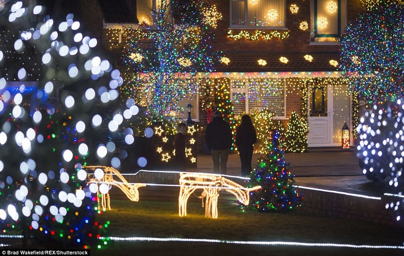 Самая праздничная улица Британии: тупичок в Бернем-он-Си украсили более 100 000 лампочек
