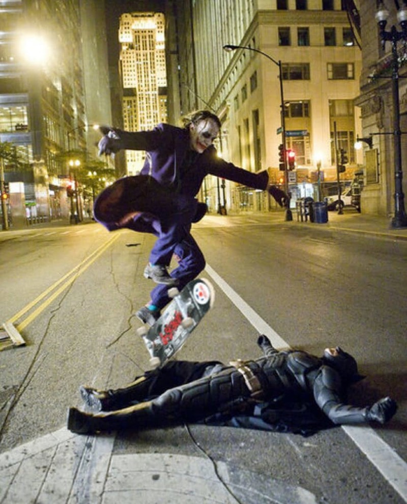 Джокер перескакивает через Бэтмена на скейтборде?