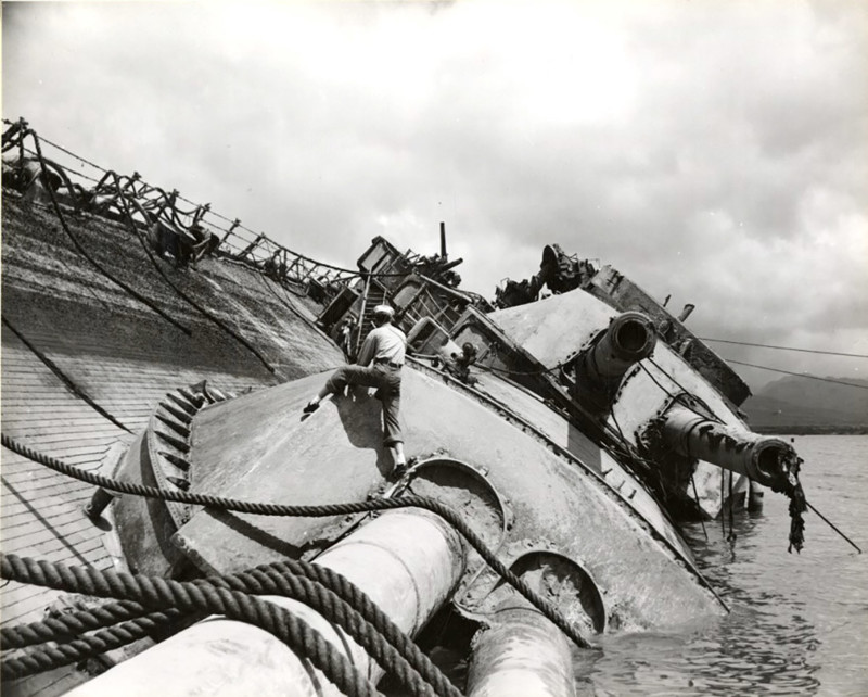 Линкор "Оклахома", потопленный авиационными торпедами 