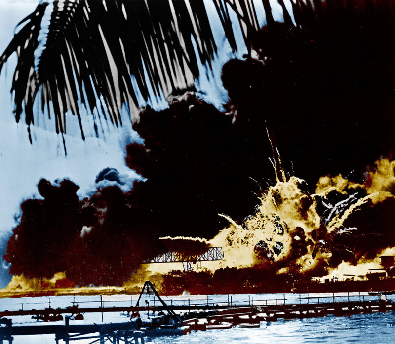 Взрыв "Шоу" (USS SHAW) во время японской атаки Перл-Харбора