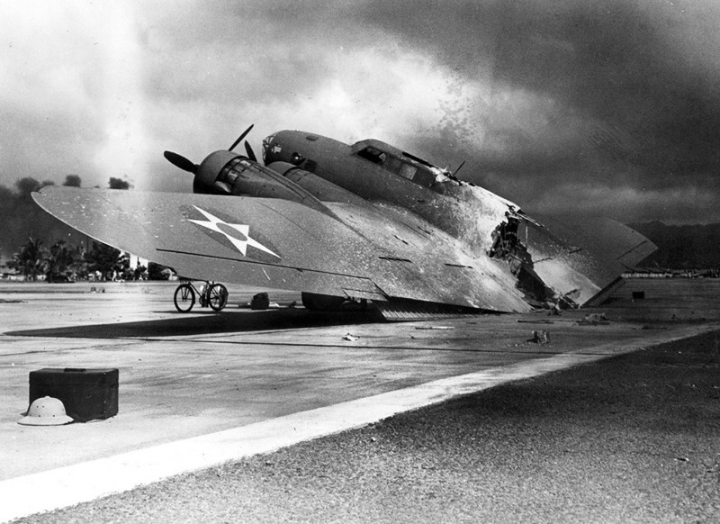 Разрушенный американский бомбардировщик B-17C на аэродроме Хикэм