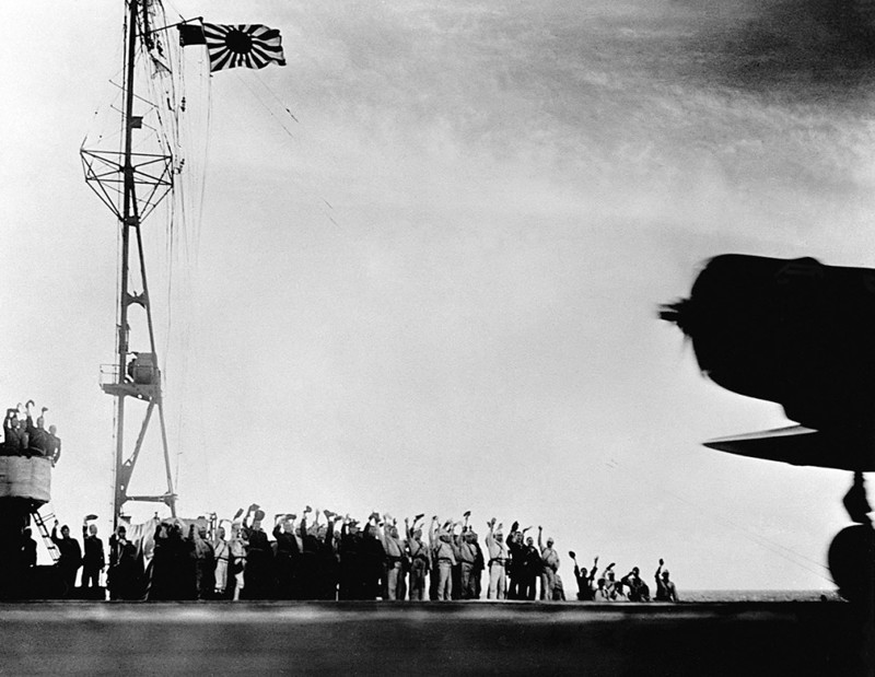 Моряки провожают японские истребители, взлетающие с авианосца для атаки на Перл-Харбор