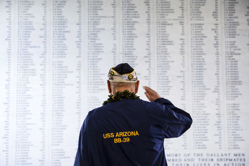 Луи Контер, выживший во время бомбардировки линкора "Аризона", у мемориала в Перл-Харборе, 7 декабря 2014 года