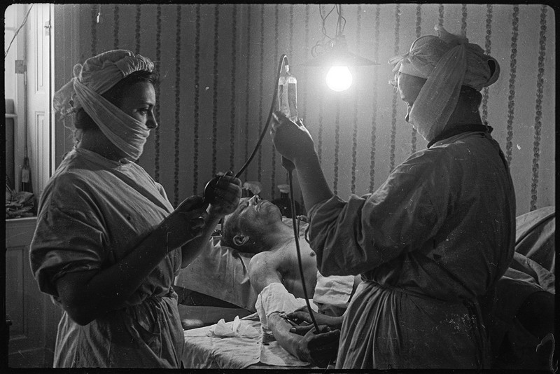 Переливание крови в медпункте. Берлин. Май, 1945