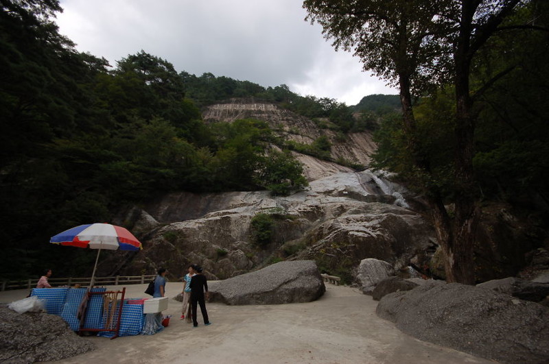 В последнее время у любимых туристами мест - к примеру, у этого водопада, - появляются киоски с закусками и сувенирами 