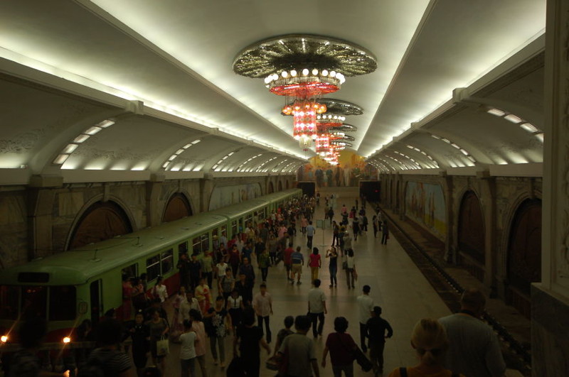 Восхитительные с точки зрения архитектуры станции метро построены по образцу станций московского метрополитена
