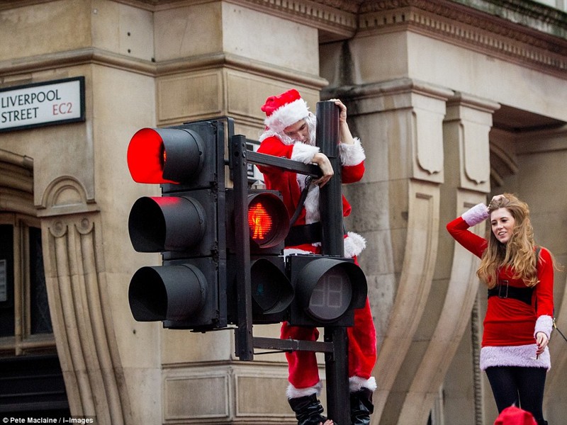 В Лондоне начались веселые пред-рождественнские парады Санта Клаусов: безудержное веселье и пьянство
