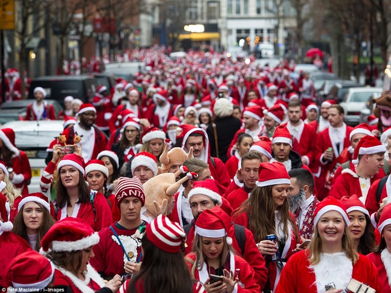Участники праздника выкладывают фото в Инстаграм* и хвастаются селфи в рождественских костюмах. 