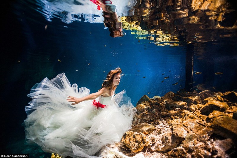 Нестандартный подход к свадебным фото: жених и невеста под водой
