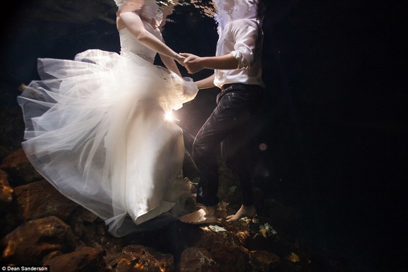 Нестандартный подход к свадебным фото: жених и невеста под водой