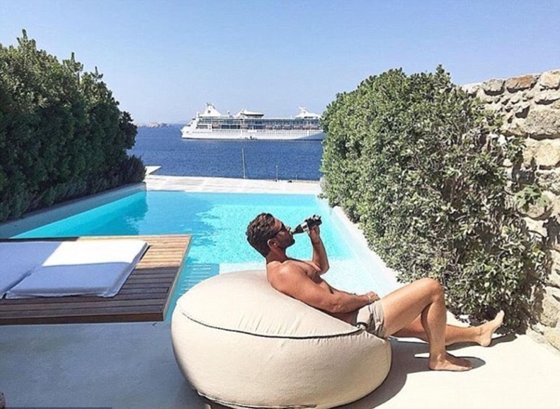 Как отдыхает богатая греческая молодежь