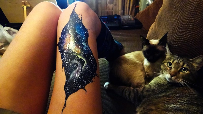 Девушка рисует на своем теле космические виды