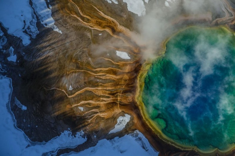 Термофилы окрасили Большой призматический источник в Йеллоустонском национальном парке: эти микроорганизмы отлично приспособились к кипятку  