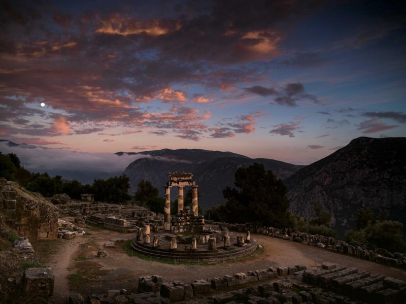 Храм Афины Пронайи в сумерках, город Дельфы, Греция