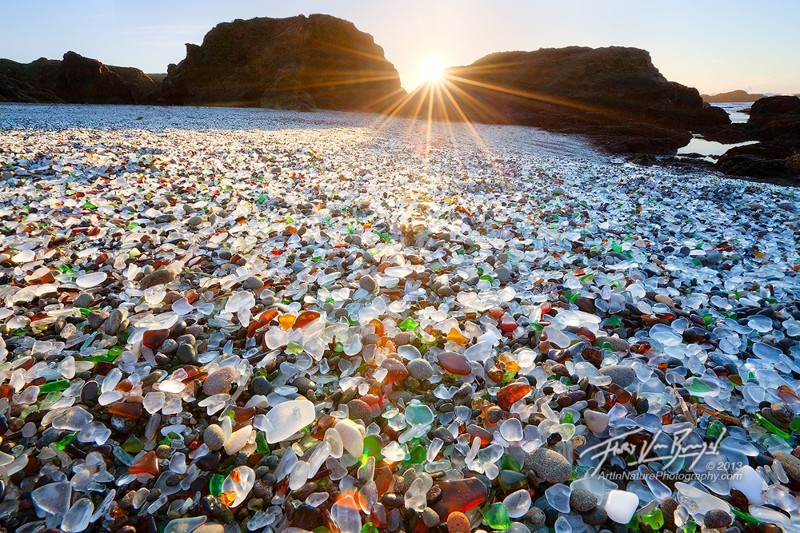Один из пляжей в Калифорнии полностью состоит из отполированных разноцветных кусочков стекла