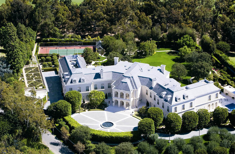 Особняк под названием The Manor, построенный в 1991 году в стиле французского шато, расположен в фешенебельном районе Холмби Хиллз в Лос-Анджелесе