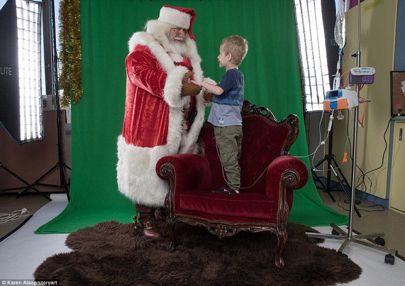 Санта принес свое кресло