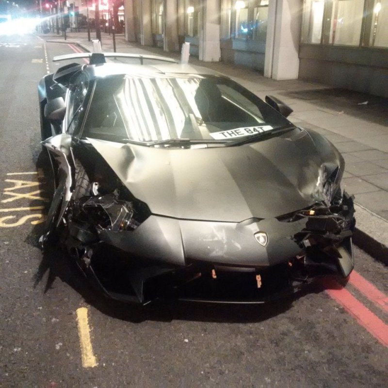 Суперкар Lamborghini Aventador SV бросили на улице после ДТП