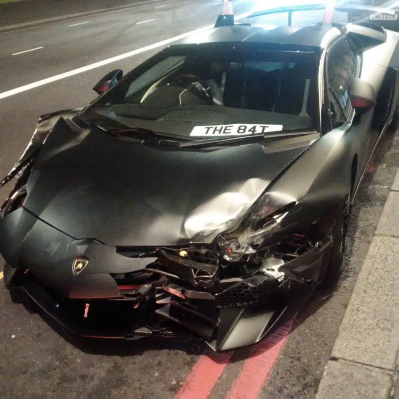 Суперкар Lamborghini Aventador SV бросили на улице после ДТП
