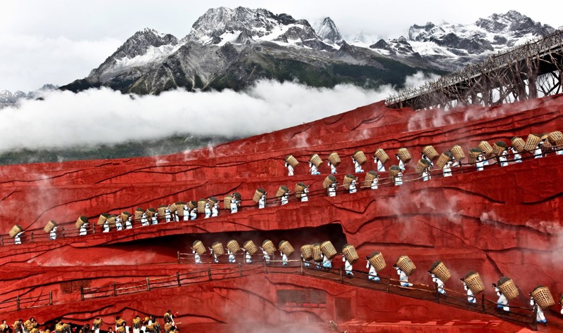 Масштабное театральное представление под открытым небом на фоне горного массива Юйлунсюэшань, провинция Юньнань, Китай