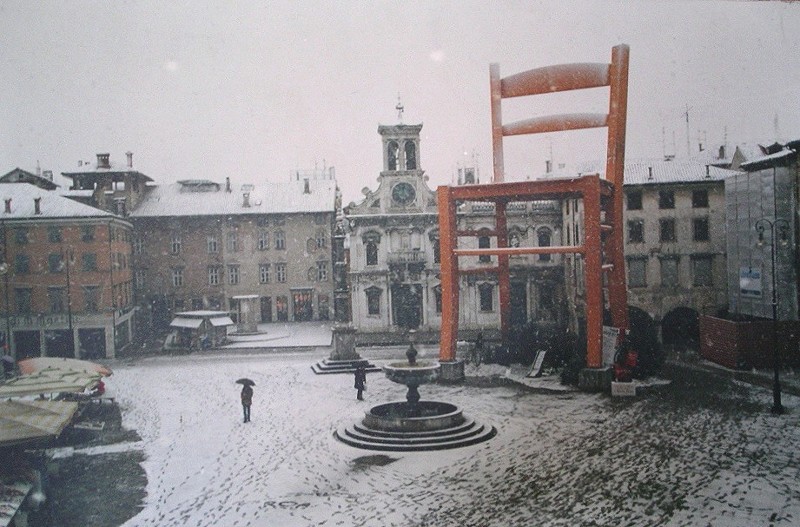 Один из самых больших стульев в мире, находится в городе Манцано, Италия