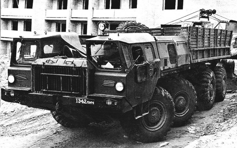 Автомобиль МАЗ-543П с низкобортным кузовом в гражданском строительстве