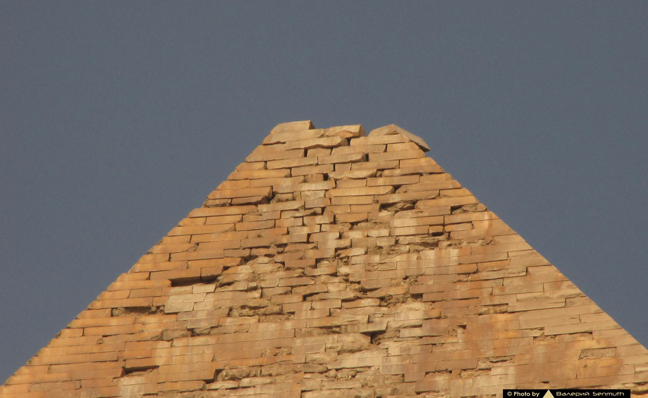 Разрушило пирамиду. Вершина пирамиды Хефрена. Пирамида Хеопса Золотая вершина. Верхушка пирамиды Хеопса. Пирамида Хефрена в Египте.