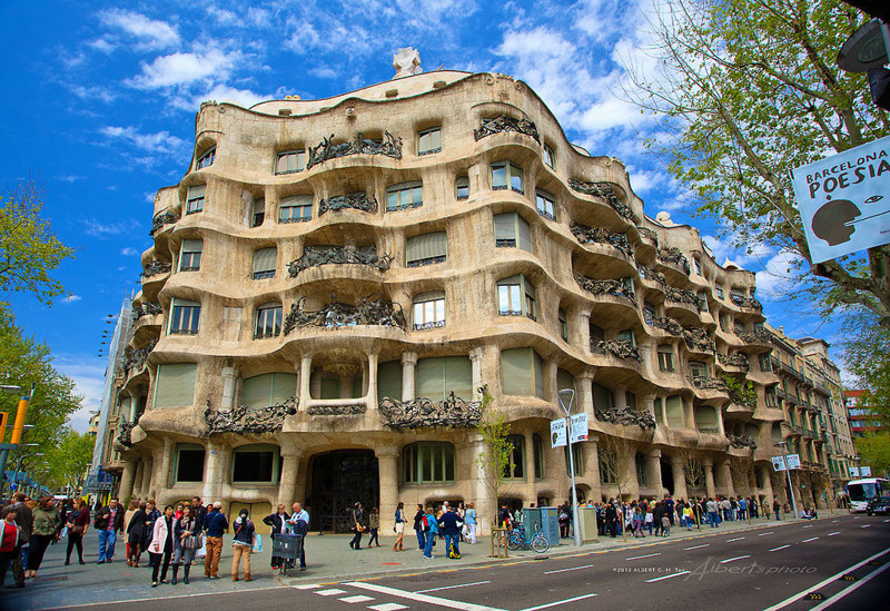 Дом «каменная пещера» в Барселоне.