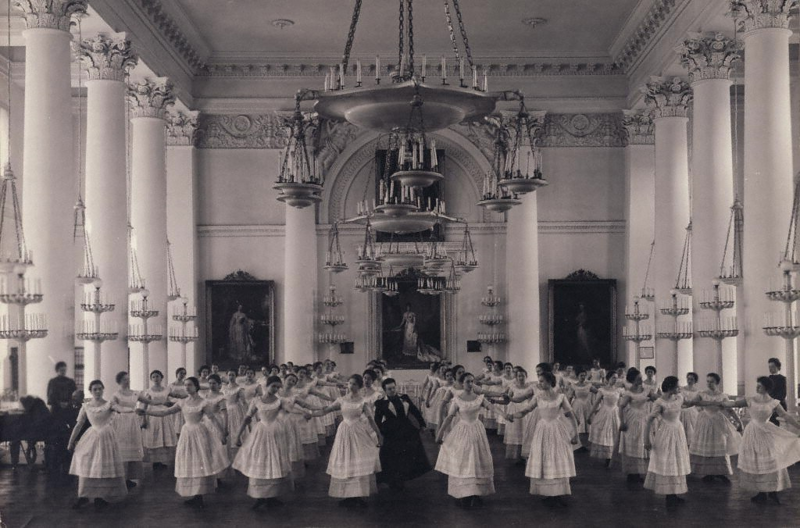 Воспитанницы Смольного института благородных девиц на уроке танцев, 1889 г.