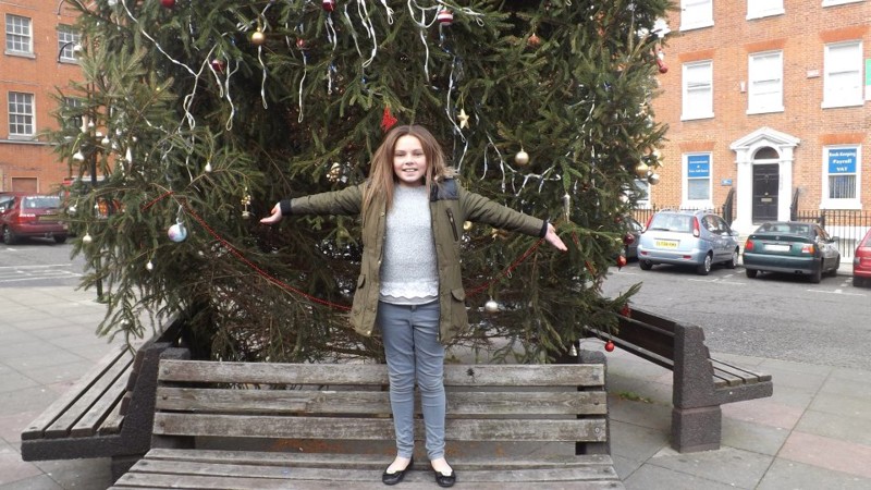 10-летняя девочка потратила все карманные деньги на игрушки для некрасивой ёлки в своём городе