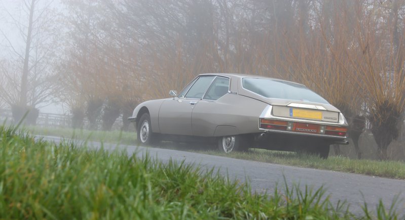 В 1970 году новейший Citroen SM стоил во Франции около 50 тысячи франков ― в 4-5 раз дороже хорошей малолитражки, например Renault 16, и на одном уровне с такими купе, как Mercedes 280 SL «Пагода» или Aston Martin V8.
