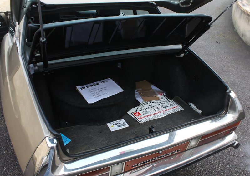 Багажник велик (488 литров), но бестолков из-за неприбранного запасного колеса. Внушает металлическая подъемная полка, к которой слева прикреплен ключ для аварийного ручного закрытия электростеклоподъемников.
