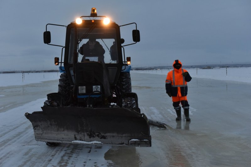 Сначала лед очищают от снега. По трассе проходят трактора с отвалом, потом пускают шнек, который отбрасывает снег на обочину. И только потом приступают к намораживанию