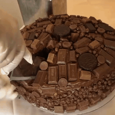 Шоколадный торт из конфет