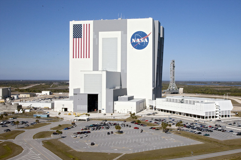 Самое большое одноэтажное здание — Здание вертикальной сборки, мыс Канаверал, Флорида. Украшенное массивным американским флагом и логотипом NASA, в этом здании проводится финальная сборка космических кораблей.