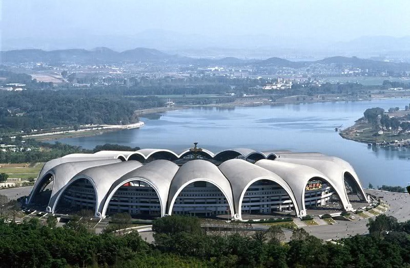 Стадион Первого мая – самый большой стадион в мире,построенный в Северной Корее.Олимпийские игры не будут проводится в Северной Корее в ближайшее время,но если бы они там проходили,то обязательно на этом стадион,который может вместить 150тыс.человек
