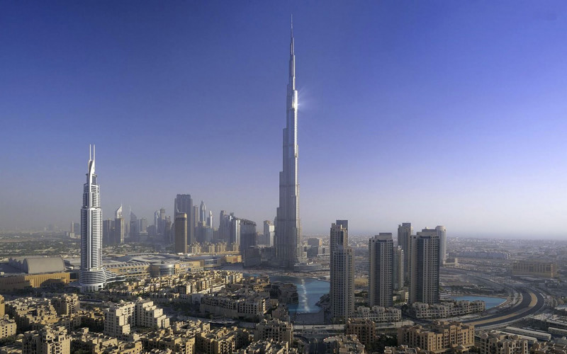 Самое высокое здание: Бурдж-Халифа, Дубай, ОАЭ. Бурдж-Халифа будто пронзает небо, словно копье. Внутри башни – 160 номеров отеля и еще 144 апартаментов, цена которых превышает $3500 за квадратный метр.