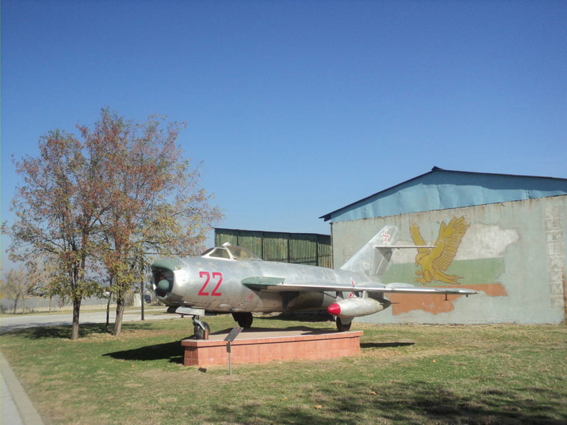 Вход в музей. МиГ-17 ПФ.