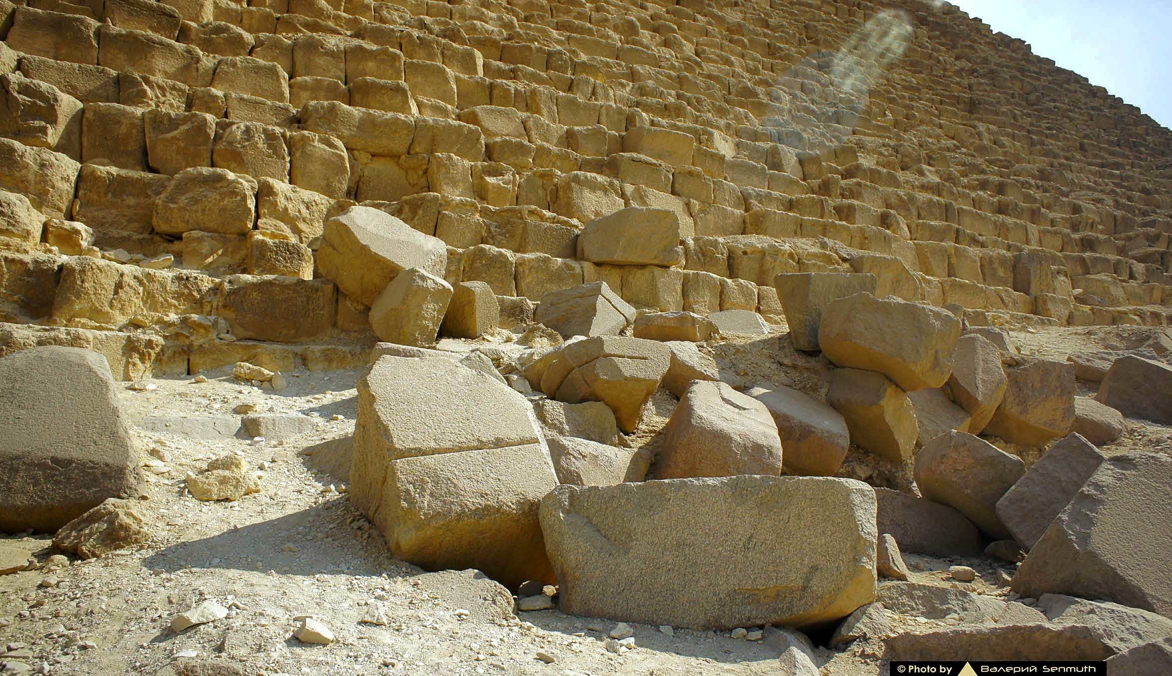 Тесан это. Каменные блоки пирамиды Хеопса. Блоки пирамиды Хеопса. Камни блоки пирамиды Хеопса. Постройки древнего Египта из сырцового кирпича.