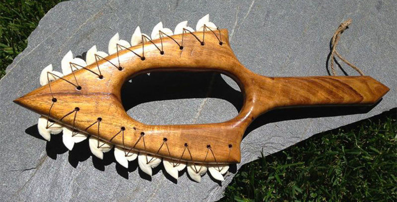 Нож с акульими зубами