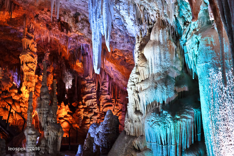 В пещере Сорек круглый год сохраняется особый микроклимат, из-за этого карстовые процессы продолжаются, и многие сталактиты и сталагмиты продолжают расти. Внутри пещеры – темно. 