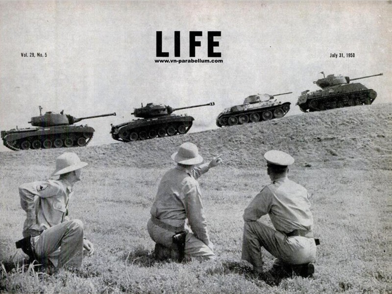 Сотрудники артиллерийского деартамента наблюдают за невысоким Т-34 на испытаниях вместе с американским Паттоном (слева), Першингом и Шерманом