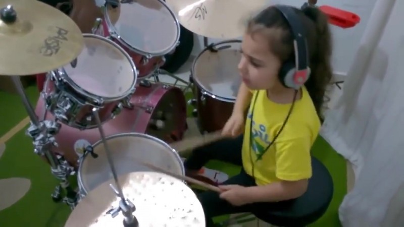 Маленькая девочка шикарно играет на ударных инструментах 