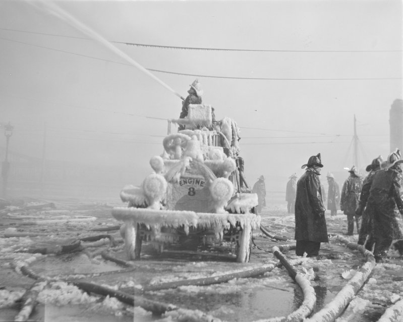 Ледяные фигуры после тушения пожара
