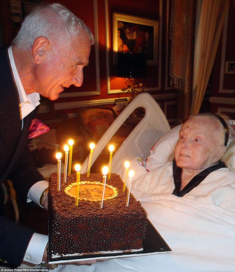 Фредерик Принц фон Анхальт с тортом на 95 день рождения Габор 